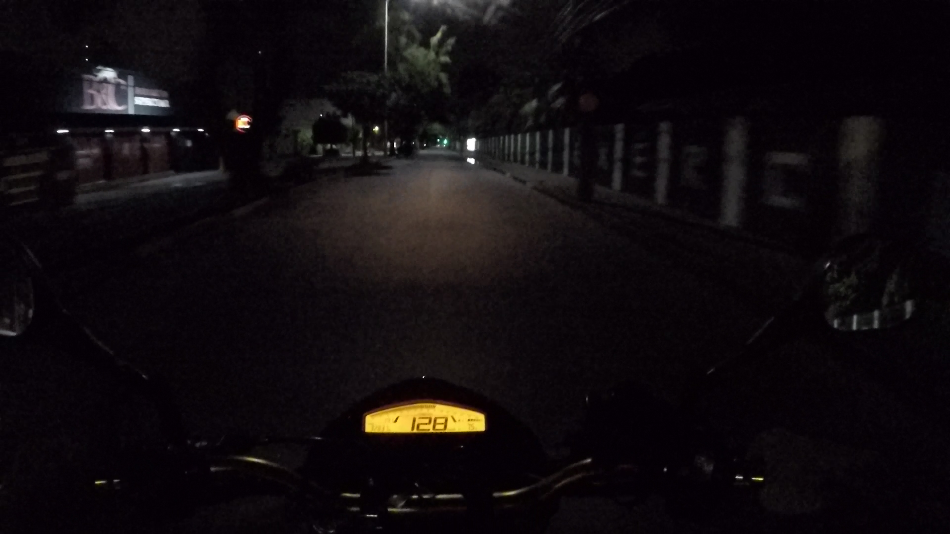 http://videos.introcdc.com/Canal/MotoVlog/Serjona/Hornet Madrugada/GOPR3804,1.00_03_59_35.Quadro003.png